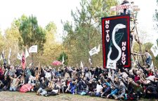 Manifestazione di Soulèvements de la Terre contro il collegamento ferroviario ad alta velocità LGV (Ligne à Grande Vitesse) Sud-Ouest tra Bordeaux e Tolosa.